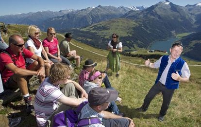 Un grupo de personas participan en un taller de canto en las montañas que rodean Salzburgo, el mismo escenario natural inmortalizado en la célebre 'Sonrisas y lágrimas' (1965)