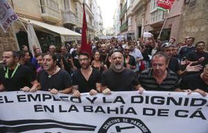 Más de un millar de personas, convocadas por el colectivo "Parados del metal" de Cádiz, han recorrido hoy las calles de la capital gaditana en una marcha con la que han reclamado a los políticos que actúen para parar el declive laboral de la provincia con más paro de España.