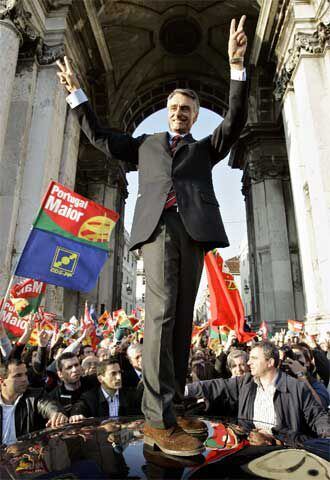 Cavaco saluda durante un mitin que celebró ayer en el centro de Lisboa.