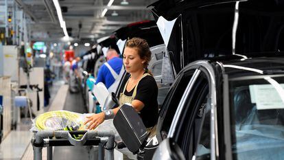 Trabajadora de Volkswagen en Zwickau, Alemania, en la cadena de montaje de modelos eléctricos, el pasado mes de septiembre.