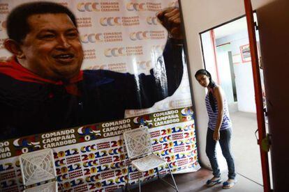 Una mujer entra a la casa en la que Hugo Chávez pasó su infancia en Sabanela, en el estado de Barinas.