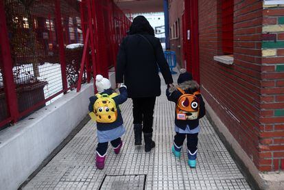 Dos alumnos llegan al colegio Arcangel Rafael, en Madrid, el 20 de enero.