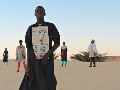 Actores de la obra 'El mismo dolor', de Marco Magoa, sobre una duna junto a la ciudad mauritana de Tichit.