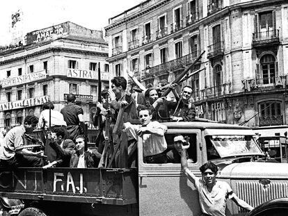 Grupos de la FAI en la Puerta del Sol de Madrid.