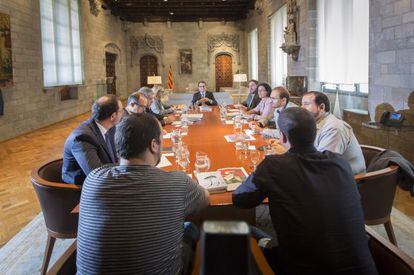 Els partits, a l'inici de la reunió al Palau de la Generalitat.