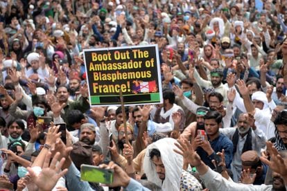 Simpatizantes del grupo islamista radical Tehrik-e-Labaik Pakistan piden la expulsión del embajador francés, este martes, en la ciudad paquistaní de Lahore.