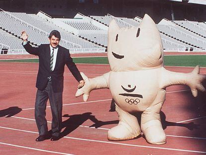 Maragall, que era el alcalde de Barcelona en aquella época, junto a Cobi, mascota de los Juegos Olímpicos del 92.