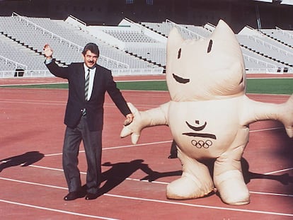 Maragall, que era el alcalde de Barcelona en aquella época, junto a Cobi, mascota de los Juegos Olímpicos del 92.