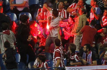 Una bengala cae cerca de un niño en las gradas del Calderón.