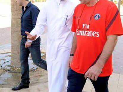 Al-Khelaifi, presidente del PSG, charla con el técnico Ancelotti.