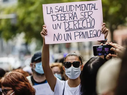 Una mujer muestra una pancarta donde se lee "La salud mental debería ser un derecho no un privilegio", en una manifestación por la salud mental, el pasado 10 de octubre.
