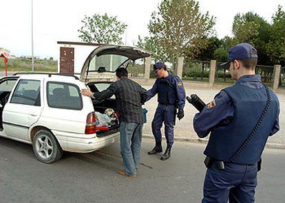 Una patrulla de agentes efectúa un control en uno de los accesos al barrio de Sant Cosme de El Prat.