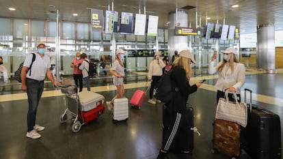 Varios turista, en la terminal de llegadas del aeropuerto de Gran Canaria.