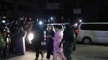 Combatientes de Hamás acompañan a dos rehenes liberadas en Rafah, este martes