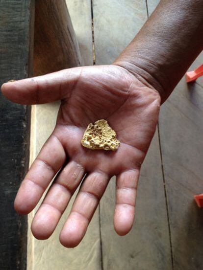 Un minero muestra oro extraído en Madre de Dios (Perú).