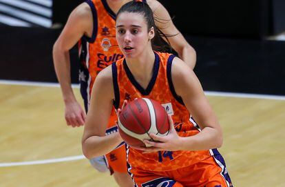 Raquel Carrera, con el Valencia Basket. getty