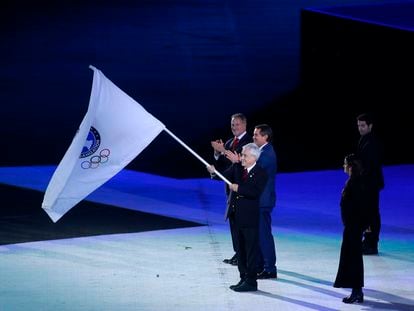 Sebastián Piñera, expresidente de Chile, recibió la bandera panamericana en la clausura de los Juegos de Lima en 2019.