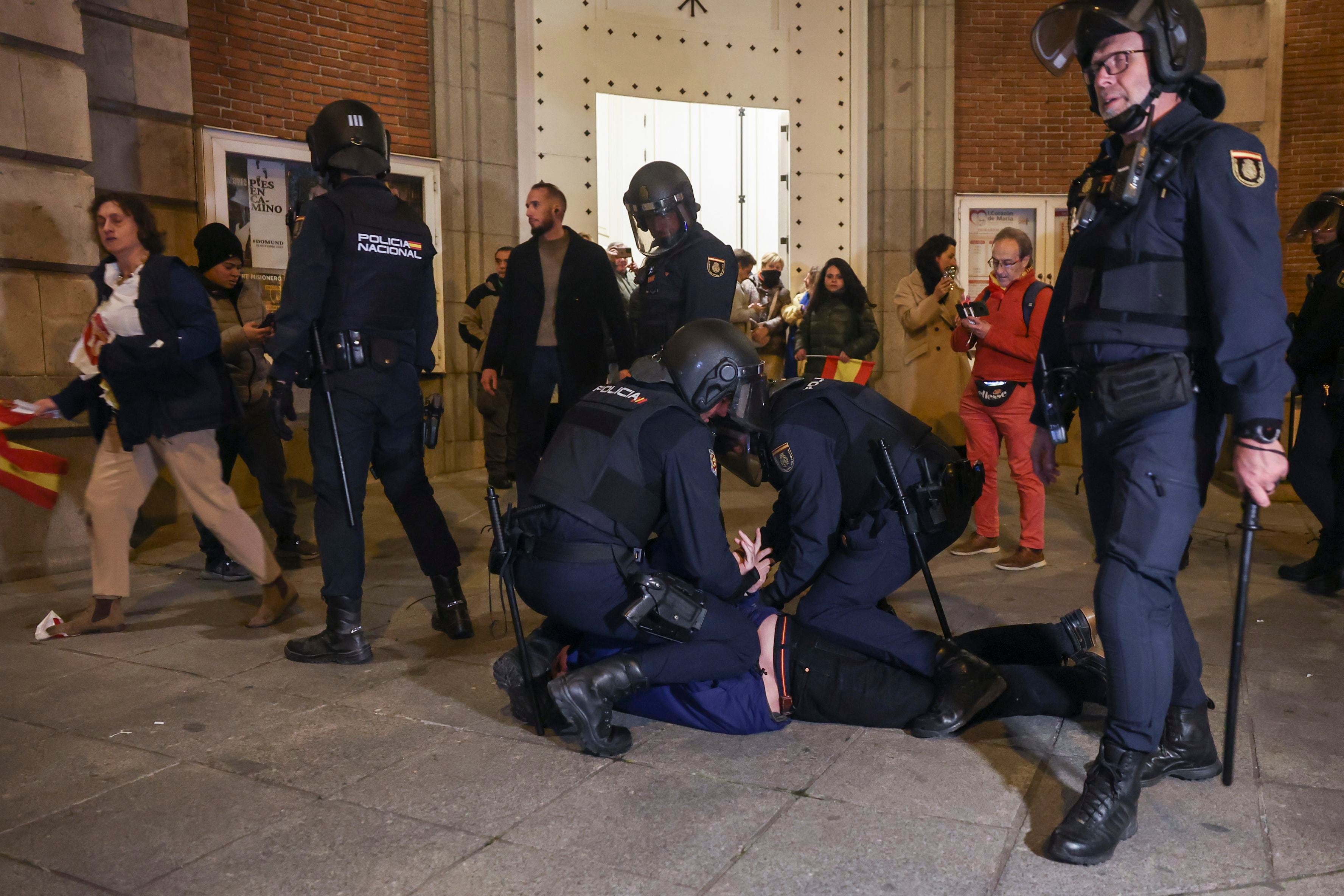 La policía reduce a uno de los manifestantes en la calle Ferraz durante la protesta contra la ley de amnistía.