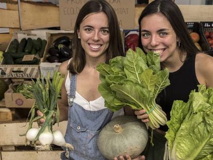 Aina y Laura, dos vegetarianas en su tienda ‘Sense plàstic’ en Vilassar de Mar. 
