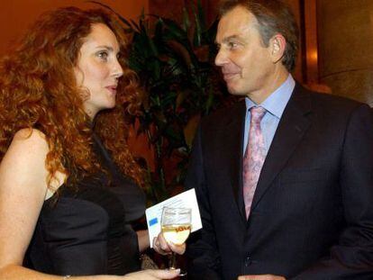 Rebekah Brooks y Tony Blair, en 2004.