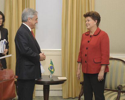 El presidente chileno, Sebastián Piñera (i), y su homóloga de Brasil, Dilma Rousseff (d), hablan hoy, miércoles 21 de septiembre de 2011, durante una reunión bilateral en el marco de la 66 Asamblea de la ONU