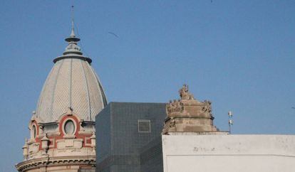 El monumento visto desde un edificio cercano, sobre la azotea de El Corte Inglés.