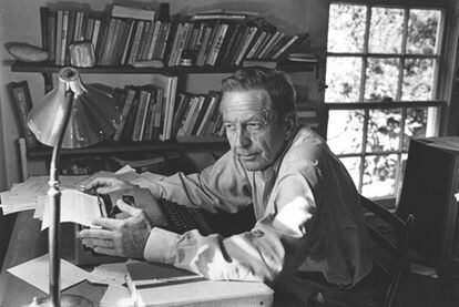 John Cheever (Quincy, Massachusetts, 1912-Ossining, Nueva York, 1982), retratado en su casa neoyorquina en 1979.