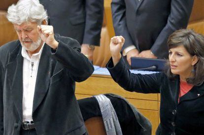 Xos&eacute; Manuel Beiras y Yolanda D&iacute;az escuchan el himno gallego durante la sesi&oacute;n constitutiva del del Parlamento