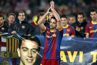 Xavi, en el homenaje que se le tributó por alcanzar a Migueli como el azulgrana con más partidos.