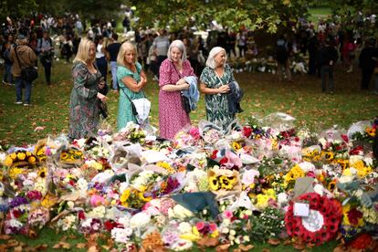 Tributo floral situado en Green Park cerca del palacio de Buckingham, este sábado. El rey Felipe VI deseó al nuevo monarca del Reino Unido, Carlos III, "un bueno y próspero reinado, que contribuirá, seguro, al bienestar del pueblo británico y al fortalecimiento de las relaciones ya muy estrechas" entre el Reino Unido y España. 