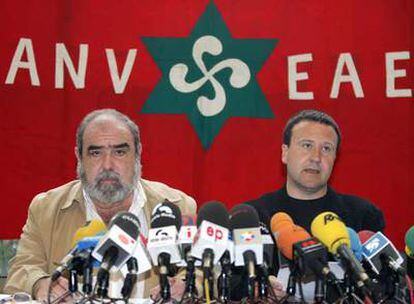 Kepa Bereziartua, a la izquierda, y Antxon Gómez, presidente y secretario general de ANV, en la rueda de prensa de ayer.