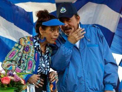 Daniel Ortega y su esposa, Rosario Murillo, en un acto público.