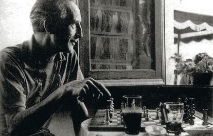 Marcel Duchamp, en el bar Melit&oacute;n de Cadaqu&eacute;s.