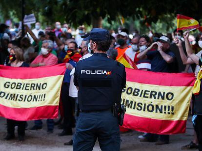 Un policía nacional vigila, este miércoles, una concentración contra el Gobierno en la Alameda de Valencia.
