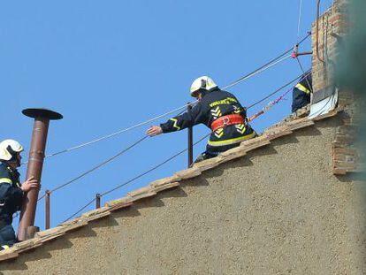 Bomberos del Vaticano colocan la chimenea de la saldrá la fumata durante el cónclave.