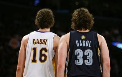 Los hermanos Pau y Marc Gasol, durante el partido entre los Memphis Grizzlies y Los Angeles Lakers, el 3 de marzo de 2009.