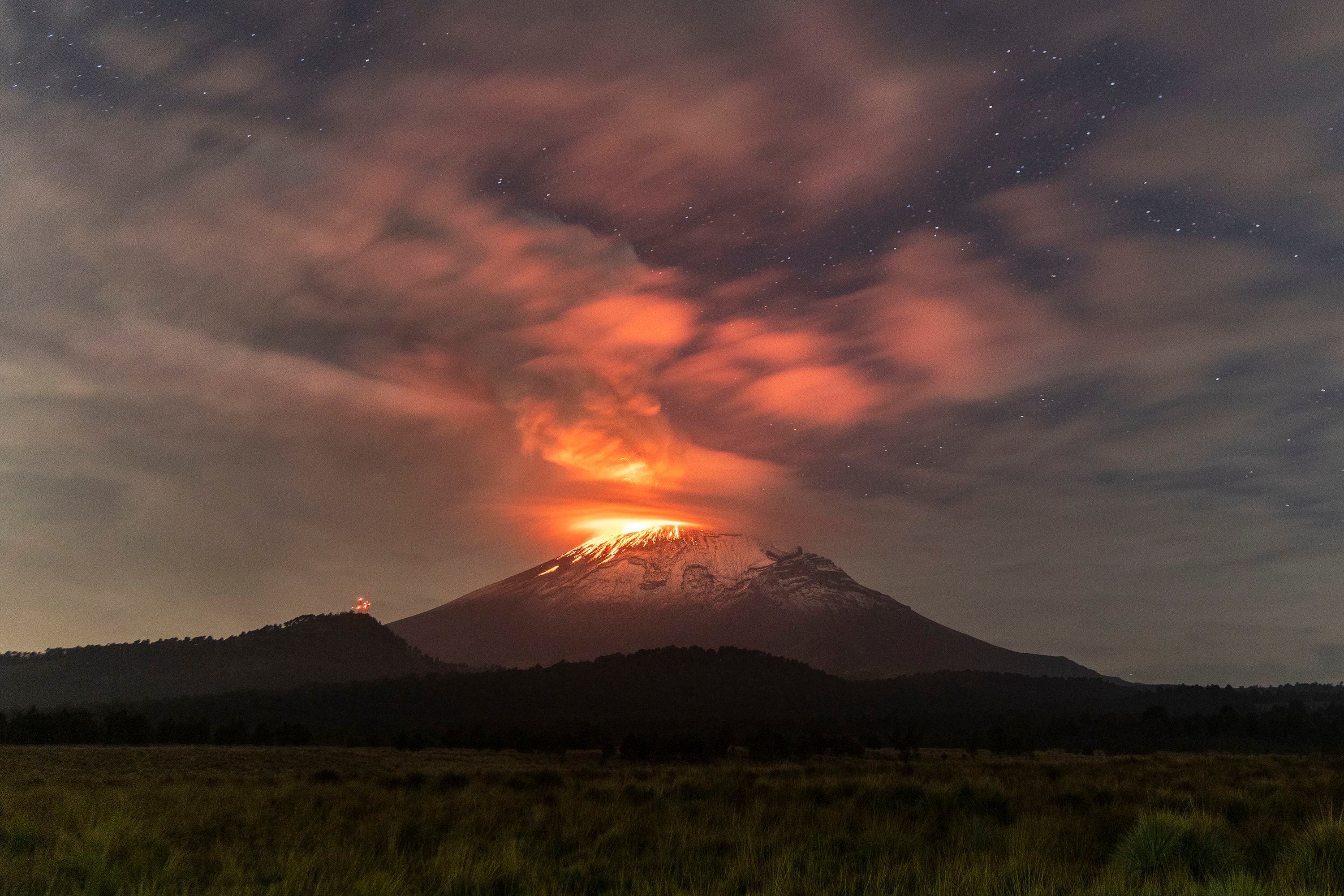 El Popocatépetl escupe materia volcánica, el 23 de mayo de 2023.