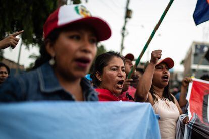 Un grupo de manifestantes, a las afueras de la Universidad Nacional San Marcos, grita arengas en contra del Gobierno de Boluarte y reclama el cierre del Congreso y la elaboración de una nueva constitución.