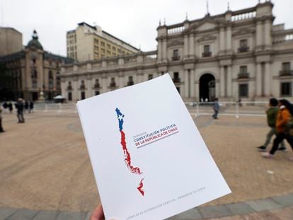 Un ejemplar de la propuesta constitucional, en Santiago (Chile), este viernes.