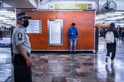 Miembros de la Guardia Nacional vigilan la estación de Indios Verdes