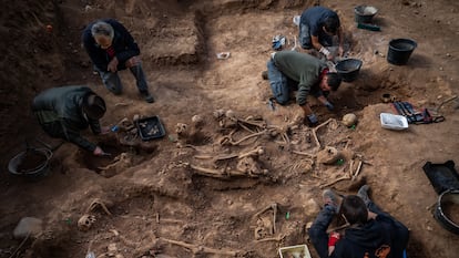 Un equipo arqueológico trabaja desde en la fosa común hallada en el cementerio de Belchite.