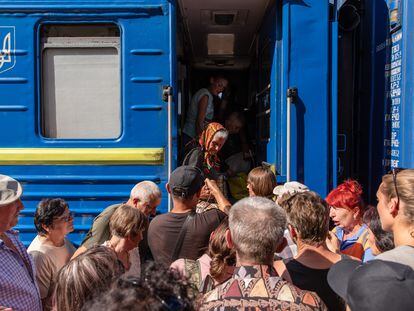 Ciudadanos ucranios huyen en tren de la ciudad de Pokrovsk ante la intensificación de los ataques de Rusia, el 15 de julio de 2022.