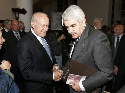 Pasqual Maragall sauda a y Xabier  Arzalluz durante el homenaje al político fallecido, Pere Esteve en el Macba de Barcelona, el 13 de octubre de 2005.