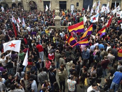 Cientos de personas participan, hoy en Santiago de Compostela, en la manifestación en favor de la República.