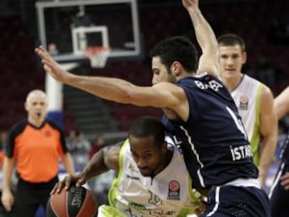 El jugador del Unicaja Earl Calloway (i) trata de encestar ante el defensa del Anadolu Efes Milko Bkelica (d), durante el partido