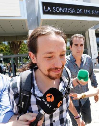 Pablo Iglesias, el pasado lunes al salir del teatro Goya.