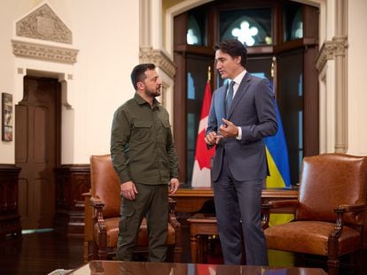 El presidente ucranio, Volodímir Zelenski, y el primer ministro de Canadá, Justin Trudeau, durante su encuentro este viernes en Ottawa.
