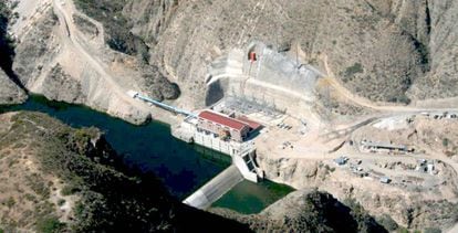Acueducto de Bombeo y presa El Realito en México.