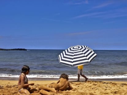 Nens jugant a la platja de Cavalleria en una imatge d&#039;arxiu. 