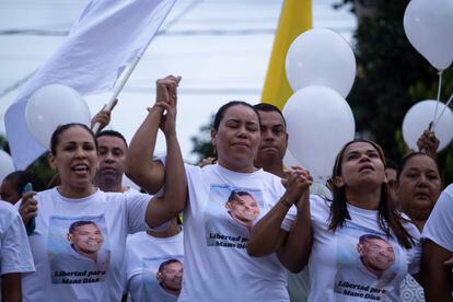 Cilenis Marulanda, centro, madre del futbolista colombiano Luis Díaz, se une a una marcha para exigir la liberación de su esposo y padre del delantero del Liverpool, en Barrancas, departamento de La Guajira,, el martes 31 de octubre de 2023.